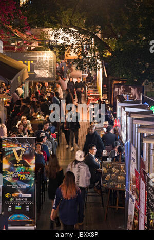 Vertikale Luftaufnahme des Menschen auf Knutsford Terrasse in Hong Kong, China. Stockfoto