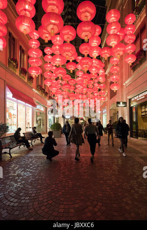 Vertikale Ansicht von Chinese New Year Dekorationen beleuchtet in der Nacht an der umstrittenen Lee Tung Street Stadterneuerung Entwicklung in Hong Kong, China. Stockfoto