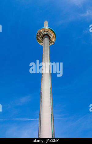 BRIGHTON, UK - 31. Mai 2017: Beeindruckende British Airways i360 Aussichtsturm befindet sich auf Brighton Seafront in Sussex, UK, am 31. Mai 2017. Stockfoto