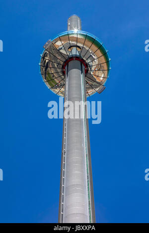 BRIGHTON, UK - 31. Mai 2017: Beeindruckende British Airways i360 Aussichtsturm befindet sich auf Brighton Seafront in Sussex, UK, am 31. Mai 2017. Stockfoto