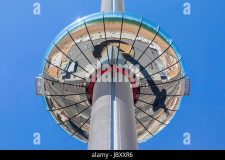 BRIGHTON, UK - 31. Mai 2017: Beeindruckende British Airways i360 Aussichtsturm befindet sich auf Brighton Seafront in Sussex, UK, am 31. Mai 2017. Stockfoto