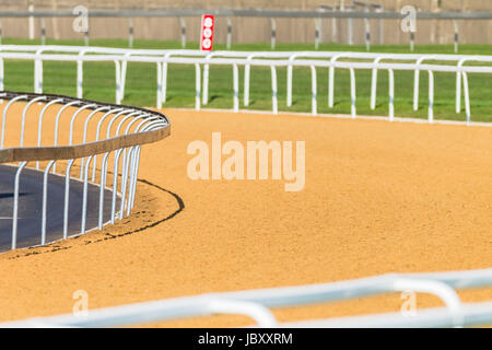 Aktion des Jockeys Rennen auf Greyville Racecouse Sand und Rasen für Durban Juli Vodacom Cup Pferderennen. Stockfoto