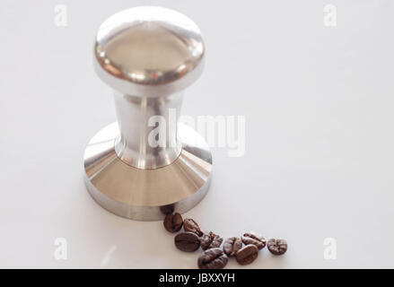 Espresso Tamper aus Edelstahl auf sauberen Tisch gefertigt Stockfoto