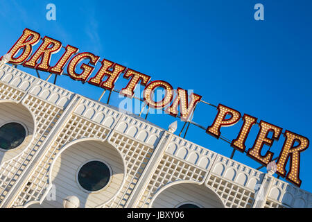 Beleuchtete Neon Schild an der historischen Pier von Brighton in East Sussx, UK. Stockfoto