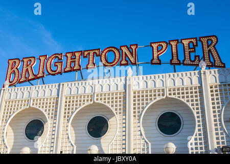 BRIGHTON, UK - 31. Mai 2017: Die beleuchtete Leuchtreklame auf dem historischen Pier von Brighton in East Sussex, England, am 31. Mai 2017. Stockfoto