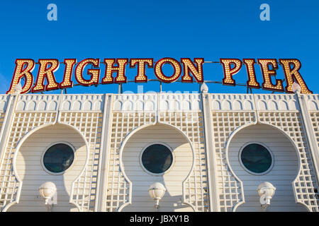 BRIGHTON, UK - 31. Mai 2017: Die beleuchtete Leuchtreklame auf dem historischen Pier von Brighton in East Sussex, England, am 31. Mai 2017. Stockfoto