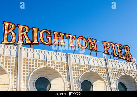 BRIGHTON, UK - 31. Mai 2017: Die beleuchtete Leuchtreklame auf dem historischen Pier von Brighton in East Sussex, England, am 31. Mai 2017. Stockfoto