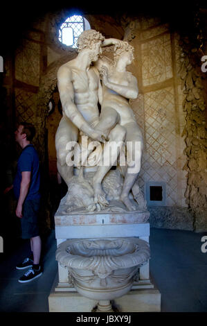 Florenz, Italien. 11. Juni 2017. Die Statuen der "Paride und Elena" von Vincenzo de ' Rossi im Inneren der Höhle von Buontalenti im Garten Boboli in Florenz Credit: Patrizia Cortellessa/Pacific Press/Alamy Live News Stockfoto