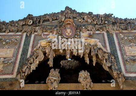 Florenz, Italien. 11. Juni 2017. Detail des Buontalenti Grotto im Boboli-Gärten, Florenz. Auf beiden Seiten des Eingangs gibt es so viele Nischen, die die Statuen von Ceres und Apollo von Baccio Bandinelli enthalten. Bildnachweis: Patrizia Cortellessa/Pacific Press/Alamy Live-Nachrichten Stockfoto