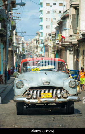 Havanna - ca. Juni 2011: Amerikanische Oldtimer als ein Taxi wartet an einer Kreuzung in Centro Habana. Stockfoto