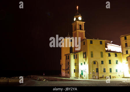 Jungfrau Maria-Kirche in Camogli in der Nacht, Italien Stockfoto