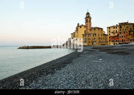 Jungfrau Maria-Kirche in Camogli in der Morgendämmerung, Italien Stockfoto