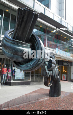 NON-VIOLENCE-Skulptur des schwedischen Skulptur Carl Fredrik Reuterswärd eine Waffe mit einem Knoten auf der Gunpipe. Steht außen UN-Gebäude in New York und eine Stockfoto