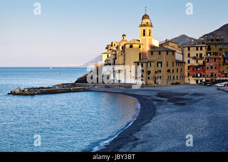 Jungfrau Maria-Kirche in Camogli in der Morgendämmerung, Italien Stockfoto