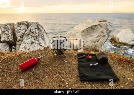 Touristischen Einrichtungen und Werkzeuge: camping-Gas über Meer Hintergrund Stockfoto