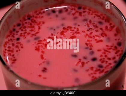 Ein Glas bunte Faluda / Faludeh Getränke im Glas serviert Stockfoto