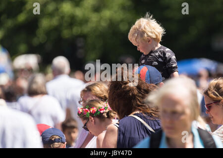 Jungen blondes Haaren Kind (junge) saß auf Väter Schultern in Menge an Ham Fair, auf gemeinsame Schinken, Schinken, Richmond, Surrey, UK. Stockfoto