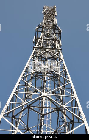 Telekommunikation Türme mit Antennen auf klaren blauen Himmel Stockfoto