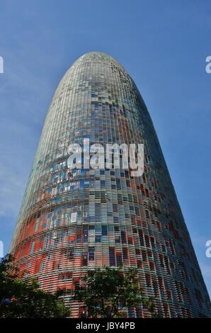 Von dem französischen Architekten Jean Nouvel entworfene umbenannt die modernen Wolkenkratzer, die Torre Agbar wurde Torre Herrlichkeiten im Jahr 2017 Stockfoto