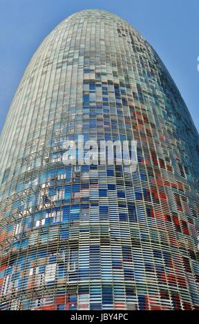 Von dem französischen Architekten Jean Nouvel entworfene umbenannt die modernen Wolkenkratzer, die Torre Agbar wurde Torre Herrlichkeiten im Jahr 2017 Stockfoto