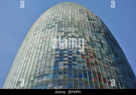 Von dem französischen Architekten Jean Nouvel entworfene umbenannt die modernen Wolkenkratzer, die Torre Agbar wurde Torre Herrlichkeiten im Jahr 2017 Stockfoto