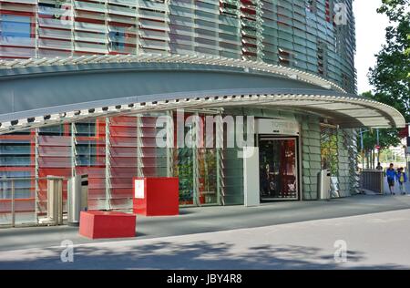 Von dem französischen Architekten Jean Nouvel entworfene umbenannt die modernen Wolkenkratzer, die Torre Agbar wurde Torre Herrlichkeiten im Jahr 2017 Stockfoto