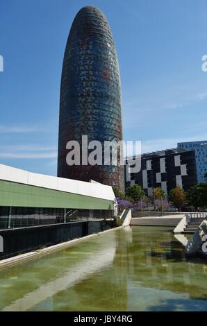 Von dem französischen Architekten Jean Nouvel entworfene umbenannt die modernen Wolkenkratzer, die Torre Agbar wurde Torre Herrlichkeiten im Jahr 2017 Stockfoto