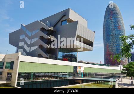 Von dem französischen Architekten Jean Nouvel entworfene umbenannt die modernen Wolkenkratzer, die Torre Agbar wurde Torre Herrlichkeiten im Jahr 2017 Stockfoto