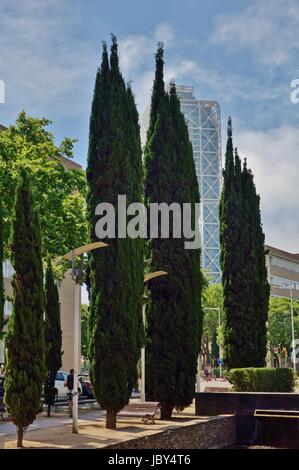 Blick auf die Wahrzeichen Luxus Hotel Arts an der Uferpromenade mit der Peix Skulptur vor im Bereich der Olympischen Spiele in Barcelona Stockfoto