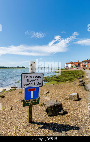 Uferstraße, Überschwemmungen bei Flut, Bosham, einem Küstendorf Südküste in Chichester Hafen in der Nähe von Chichester, West Sussex, Südengland, UK Stockfoto