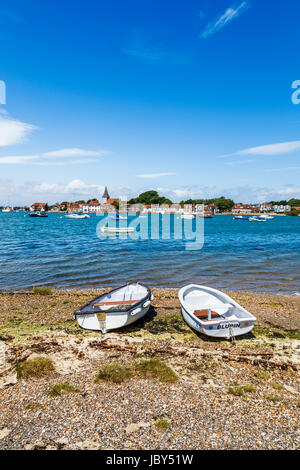 Paar Ruderboote am Ufer und Panoramablick von Bosham, einem Küstendorf Südküste in Chichester Harbour, West Sussex, Südengland, Großbritannien Stockfoto