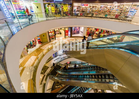 Im Inneren Fahrtreppen, Rolltreppen, des Einkaufszentrums quest Mall Stockfoto