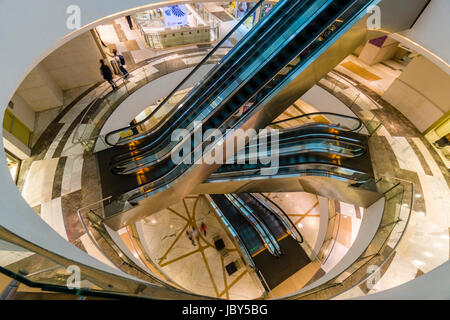 Im Inneren Fahrtreppen, Rolltreppen, des Einkaufszentrums quest Mall Stockfoto