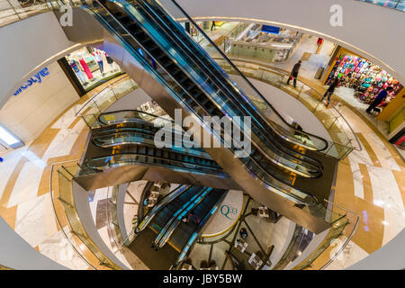 Im Inneren Fahrtreppen, Rolltreppen, des Einkaufszentrums quest Mall Stockfoto