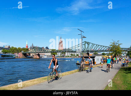 Blick Richtung Dom zu Frankfurt (Frankfurter Dom) und Eiserner Steg vom Ufer des Mains, Frankfurt am Main, Hessen, Deutschland Stockfoto