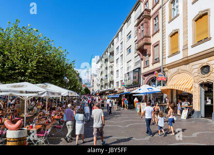 Café und Geschäfte auf Neue Kräme in der Altstadt (Altstadt), Frankfurt am Main, Deutschland Stockfoto