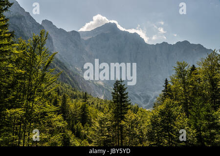 Blick auf Mt. Triglav, den höchsten Berg und nationales Sonderzeichen von Slowenien, von der Berghütte Aljazev Dom. Die Berge der Julischen Alpen bilden eine beeindruckende Wand in dieser Ansicht. Stockfoto