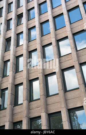 Fenster in der Fassade eines Hochhauses Stockfoto