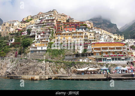 POSITANO, Italien - Juni 28; Berühmte italienische Sommer am Meer vor Ort an der Amalfiküste in Positano, Italien - 28. Juni 2014; Berühmte italienische Urlaub Küstenort Positano mit Touristen auf dock Stockfoto