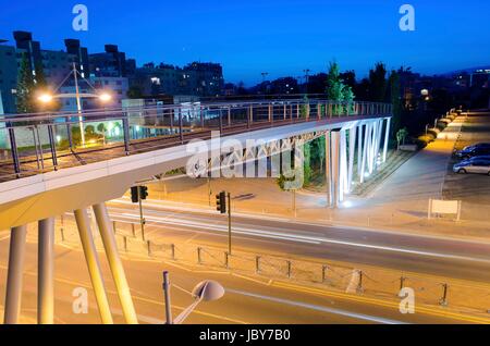 Eine Nacht-Blick auf die Küste-Brücke verbindet Strand, GSO Sportpark in Limassol, Zypern. Ein Blick auf die Straße, die aus Holz und Glas Fußgängerbrücke, Fytideio Sport Park und Paraliakos. Stockfoto