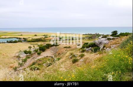 Die Arcaeological Site von der antiken Stadt Kourio befindet sich in dem Bezirk von Limassol, Zypern. Ein Blick auf das antike Theater und den Strand vom Hügel. Stockfoto