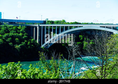 Regenbogen-Brücke zwischen Kanada und den USA über den Niagara River in Niagara Falls. Ontario Stockfoto