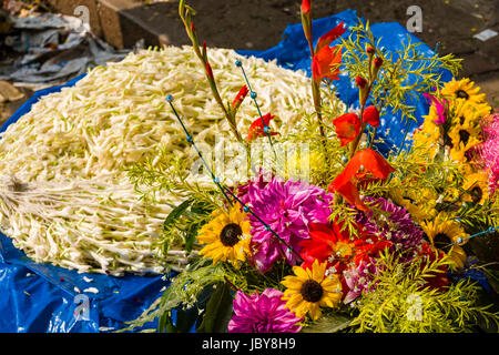 Blumenarrangements sind produziert und von Herstellern, die in der täglichen Blumenmarkt unter Howrah Bridge verkauft Stockfoto