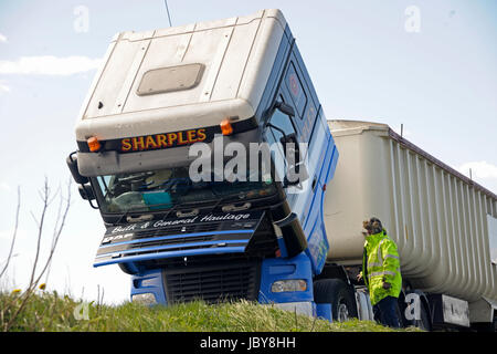 Bulk-Mechaniker neben aufgeschlüsselt DAF Kipper auf Woodhead Pass, Yorkshire Stockfoto