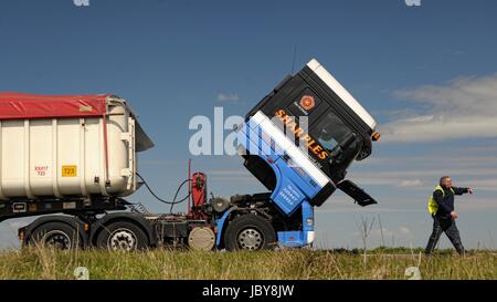 Bulk-Mechaniker neben aufgeschlüsselt DAF Kipper auf Woodhead Pass, Yorkshire Stockfoto