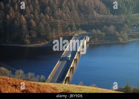 Tanker-LKW über die Brücke über LAdybower Vorratsbehälter in Derbyshire Peak District Stockfoto