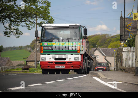 Ernest Thorpe Transport DAF zieht einen Tieflader und fährt durch das Dorf Wortley in South Yorkshire Stockfoto