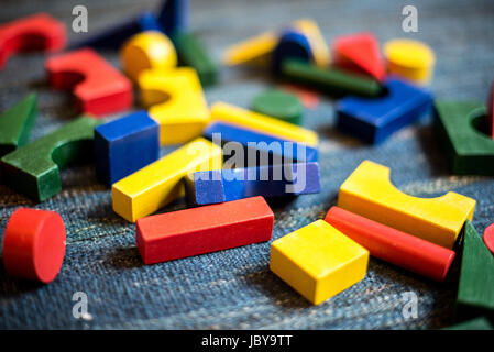 Geometrische und baut Holzspielzeug für Kinder für die didaktischen und pädagogischen Zweck Stockfoto