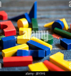 Geometrische und baut Holzspielzeug für Kinder für die didaktischen und pädagogischen Zweck Stockfoto