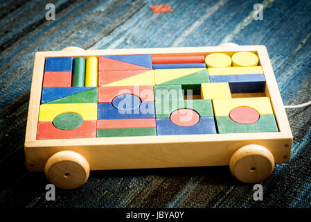 Geometrische und baut Holzspielzeug für Kinder für die didaktischen und pädagogischen Zweck Stockfoto